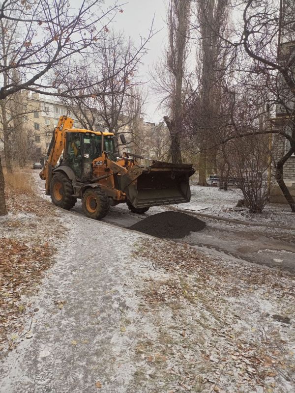 Сергей Козенко: Сегодня, по моему поручению сотрудниками дорожно-эксплуатационного управления города Краснодона произведена отсыпка внутриквартальной дороги по адресу: квартал Лютикова, д. 24