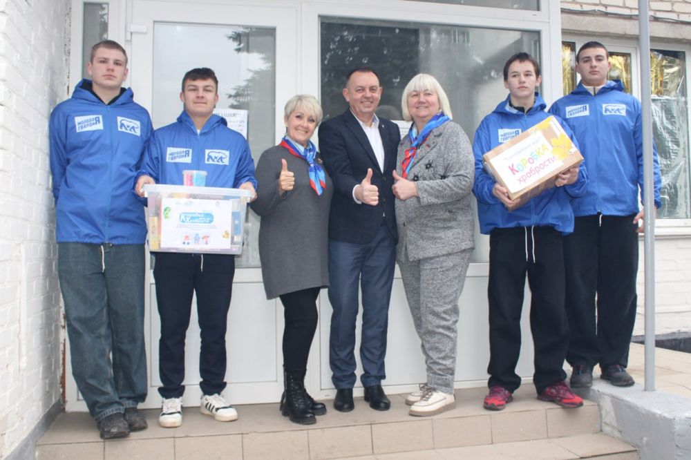 В рамках акции «Коробка храбрости» единороссы передали подарки за смелость для детей, проходящих лечение в детской консультации районной больницы, дневном стационаре педиатрического профиля Зимогорьевской больницы, у...