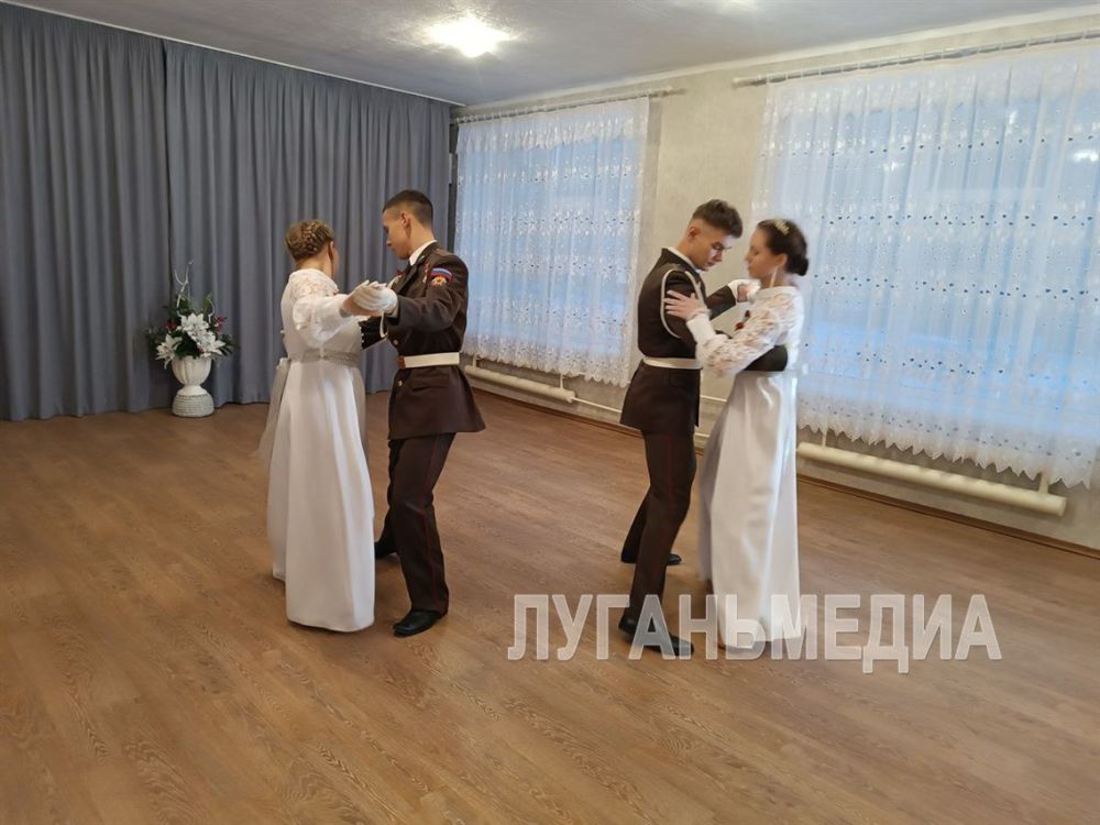 6 декабря в стенах Краснодонского центра детско-юношеского творчества прошла финальная репетиция постовцев, которые примут участие в Международном Кремлёвском Благотворительном Кадетском Балу