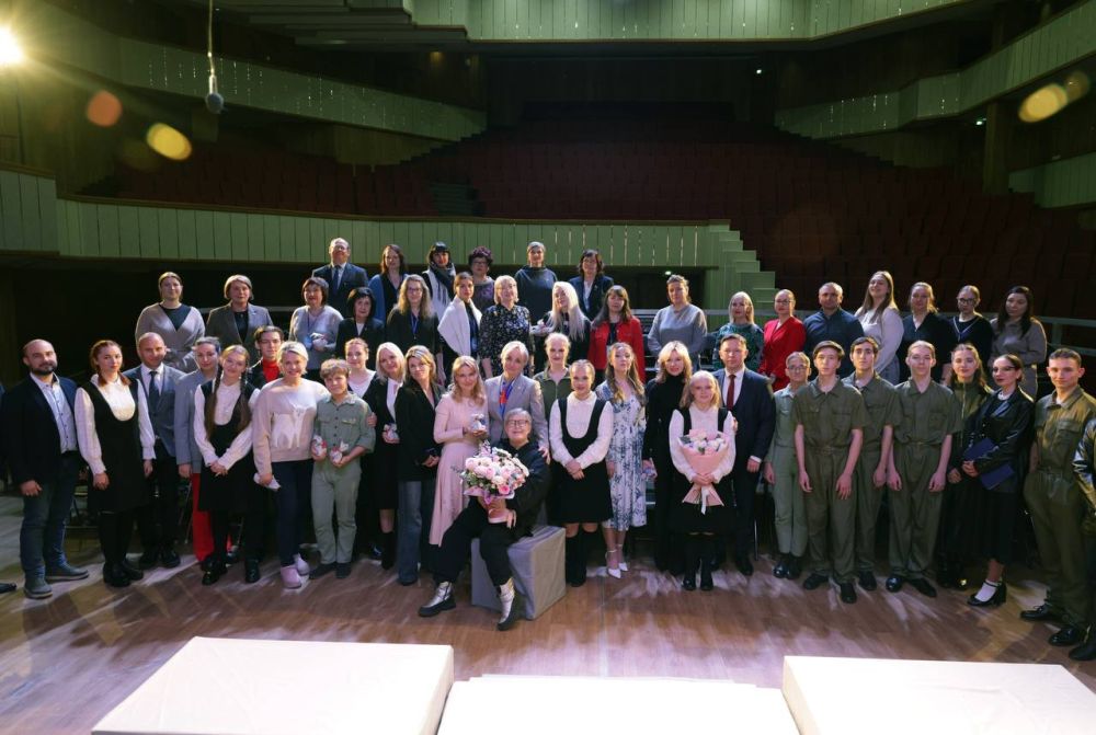 «— Какой тяжёлый год!. — Знаете почему? Потому что високосный. Следующий будет счастливым, вот увидите!