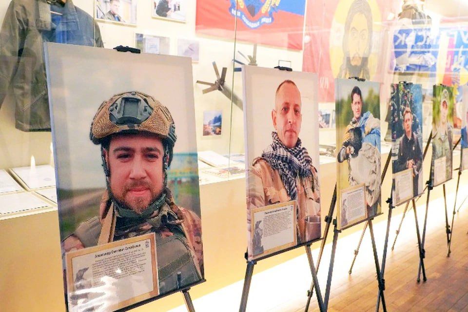 «Родина одна и Честь одна»: В Луганске открылась выставка памяти Героев народного ополчения и СВО