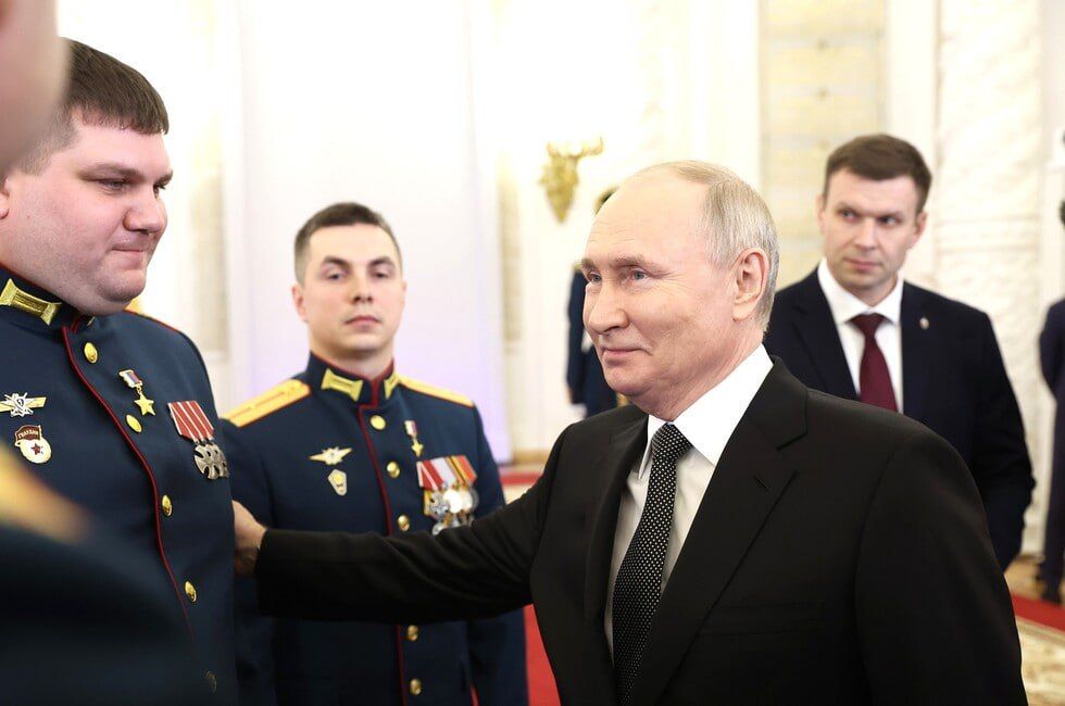 Дарья Лантратова: Возвращаясь вчера из командировки, в самолете познакомились с Героем России Азатбеком Омурбековым