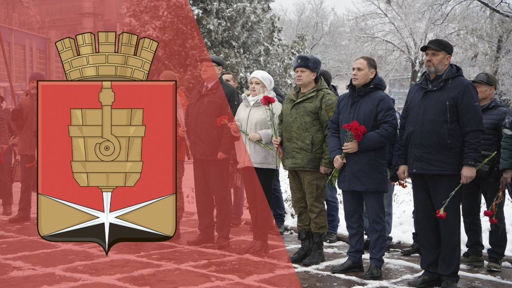 9 декабря в День Героев Отечества в сквере на площади Карла Маркса прошло возложение цветов к памятникам и мемориалам в память о наших соотечественниках, проявивших отвагу и мужество, защищая Родину!