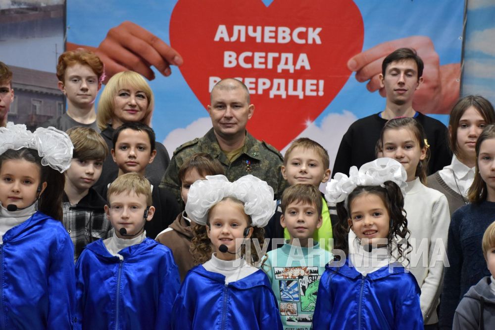 В Алчевском центре культуры состоялась встреча участника СВО героя ЛНР Евгения Шаталина с воспитанниками творческих коллективов и объединений центра