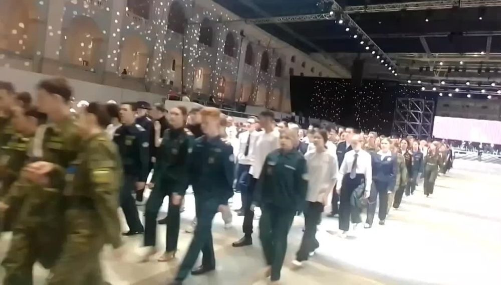 Сергей Козенко: В Гостином дворе в Москве наши постовцы активно репетируют, готовясь к Международному благотворительному кадетскому балу! Потрясающая атмосфера, постовская выправка и элегантность танцевальных движений...