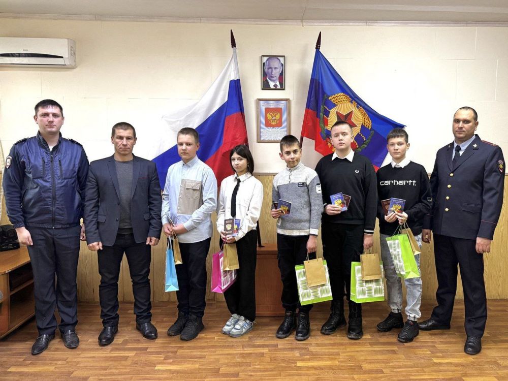 Сергей Колягин: В преддверии Дня Конституции Российской Федерации, вместе с временно исполняющим обязанности начальника отдела МВД РФ «Первомайский» Александром Доценко и начальником отдела по вопросам миграции отдела МВД РФ...