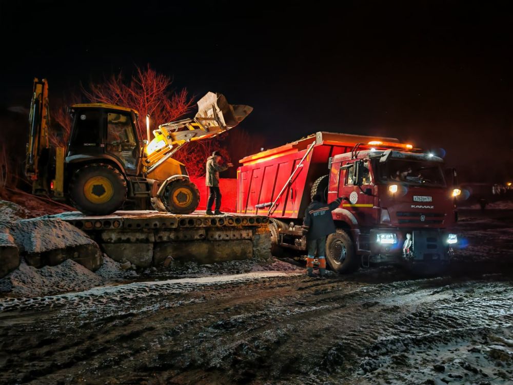 Сергей Козенко: В Краснодонском муниципальном округе из-за осложнения погодных условий на дороги оперативно вышла специальная техника и рабочие