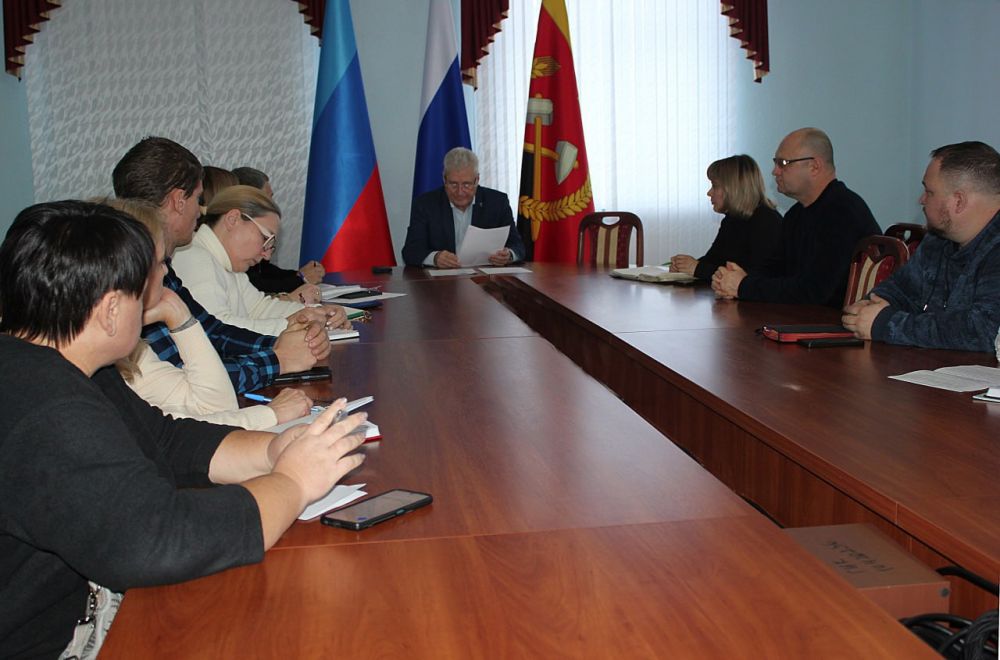 Сергей Козенко: В связи с ухудшением погодных условий сегодня в Администрации Краснодонского муниципального округа провел заседание оперативного штаба, посвященное готовности к устранению последствий неблагоприятных погодных...