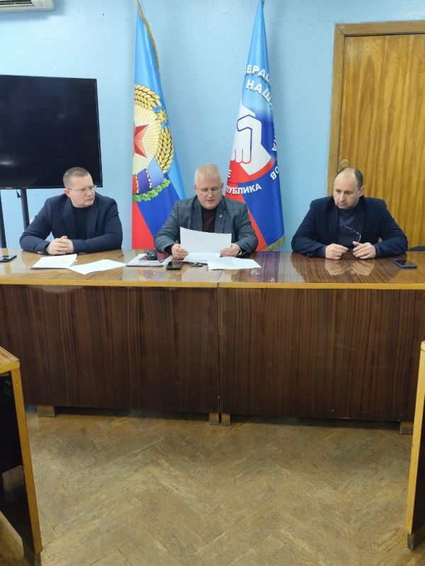 Игорь Рябушкин: Сегодня мы провели важное заседание рабочей группы, в котором приняли участие мои коллеги, депутаты Народного Совета Луганской Народной Республики Геннадий Тараканов и Константин Бутримов