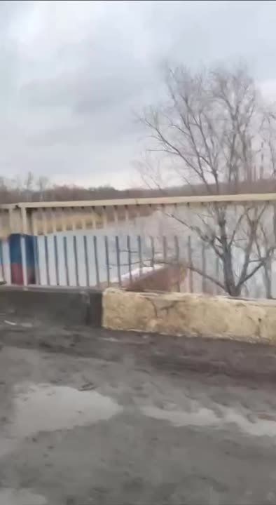 ДТП на мосту в Счастье. По предварительным данным, один из автомобилей слетел с трассы в Северский Донец