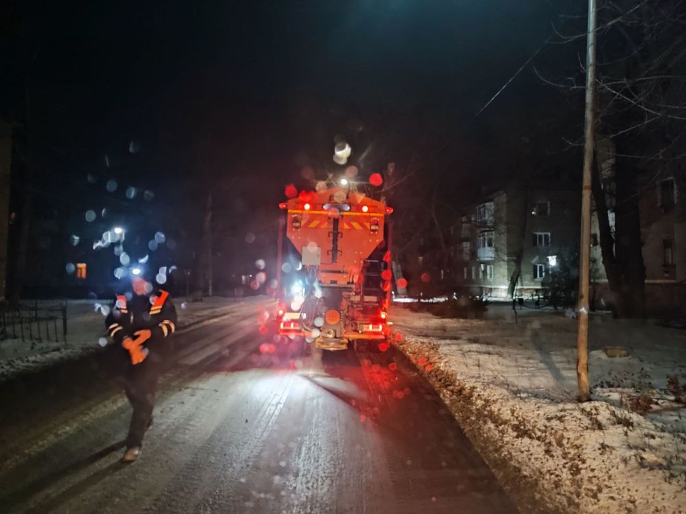 Сергей Козенко: Ещё до пробуждения города, коммунальные службы Краснодонского муниципального округа уже бодро трудятся на дорогах