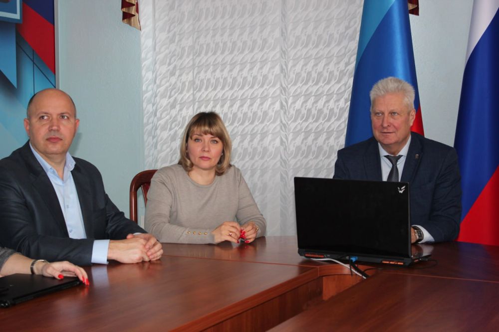 Сергей Козенко: Прямо сейчас вместе со своей муниципальной командой Администрации Краснодонского муниципального округа мы внимательно следим за выступлением нашего Президента Владимира Владимировича Путина, который подводит...