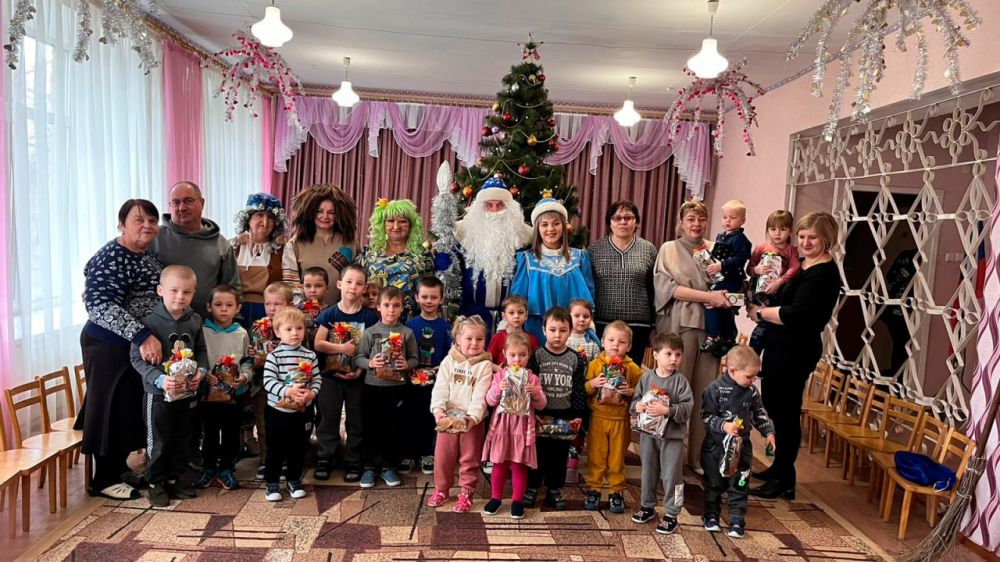 Делегация Петровского округа Ставрополья поздравила стахановских ребят с наступающим Новым годом