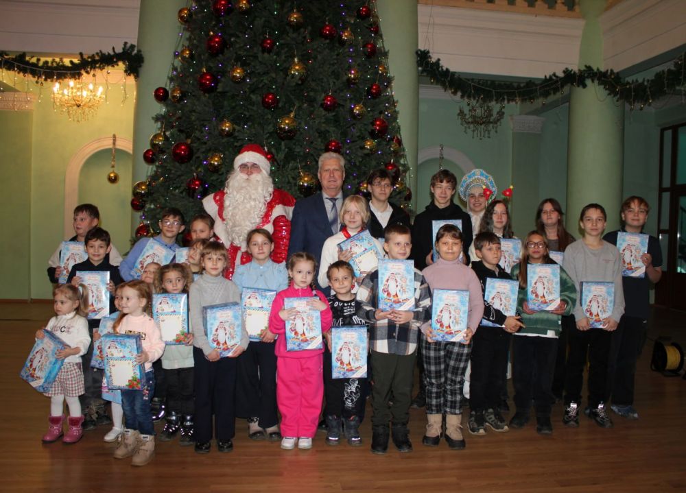 Сергей Козенко: Сегодня побывал на новогоднем утреннике в Краснодонском Дворце культуры имени «Молодой гвардии»