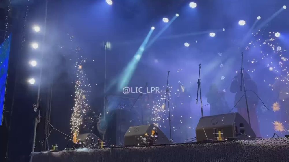 Сотни луганчан и гостей столицы ЛНР пришли в центр Луганска посмотреть, как зажглась главная новогодняя елка ЛНР, и золотой шатер, укрывающий 27 елей, символизирующих все муниципалитеты Республики