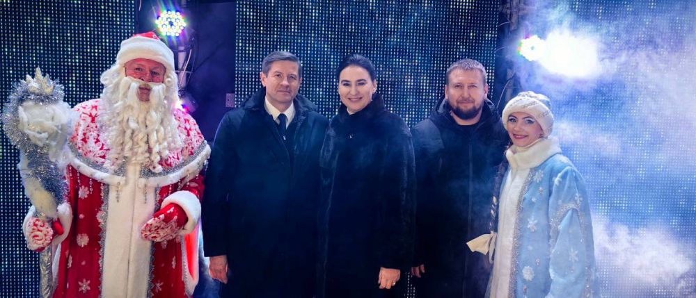 Главная новогодняя елка ЛНР зажглась праздничными огнями в Луганске