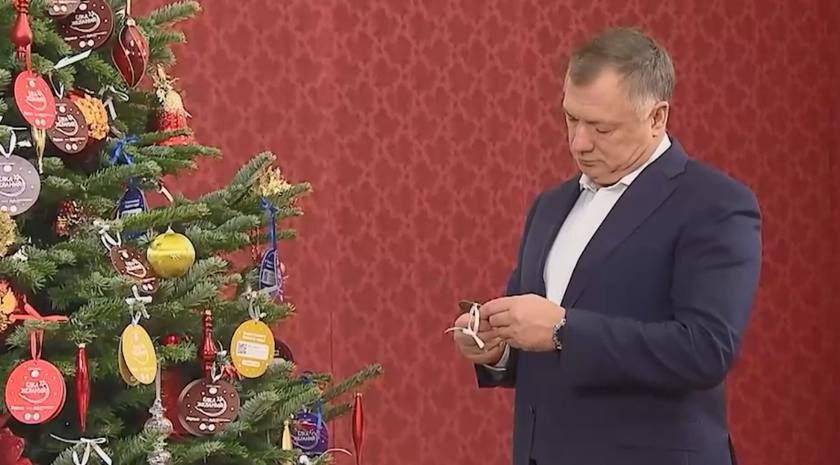 Вице-премьер РФ Марат Хуснуллин принял участие в акции «Елка желаний», он подарит восьмилетнему Диме из Лутугино конструктор на Новый год