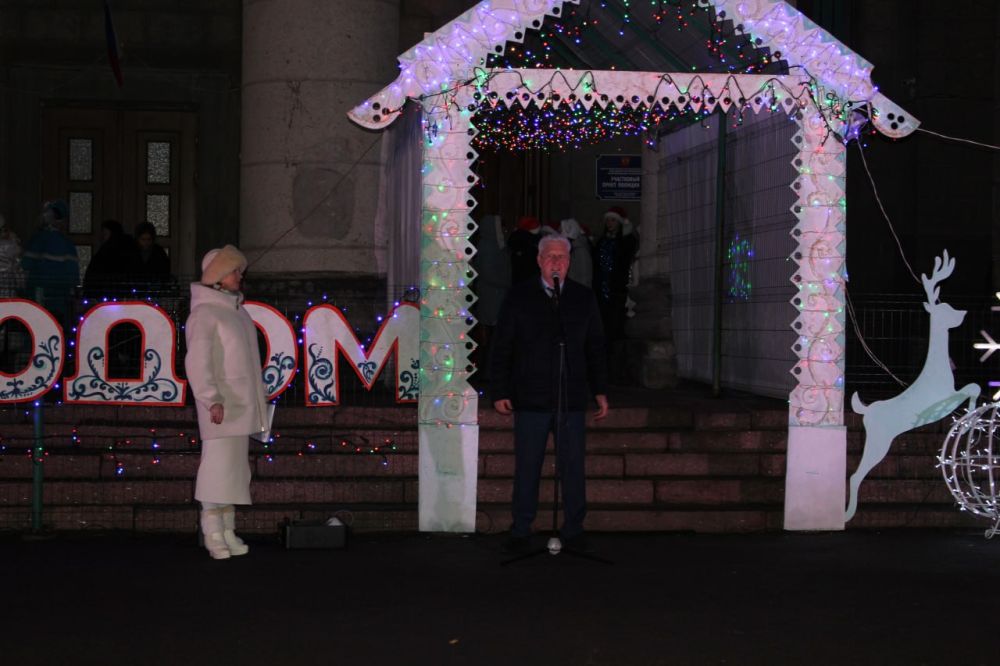 Сергей Козенко: Сегодня в Краснодоне состоялось долгожданное открытие главной новогодней елки, которое станет началом новогодних торжеств в нашем Краснодонском муниципальном округе