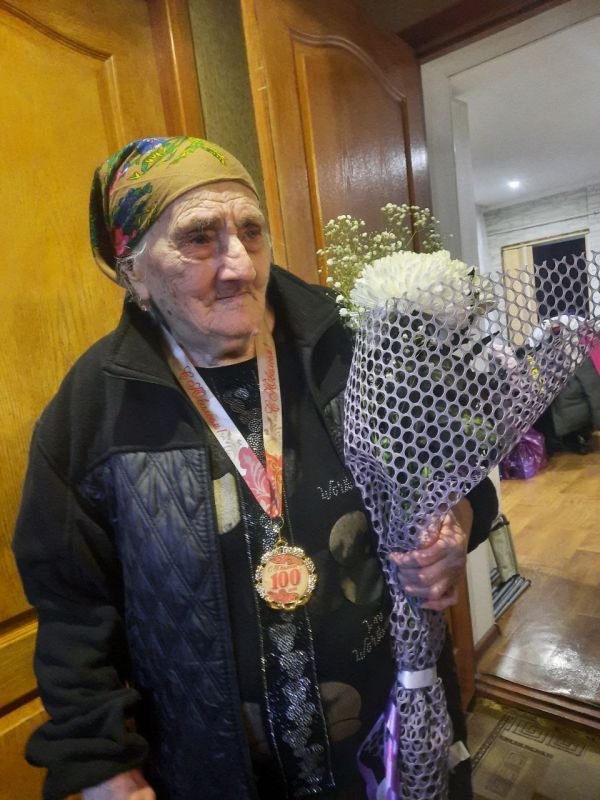 Глава Троицкого муниципального округа Резникова Лариса Васильевна посетила ветерана Великой Отечественной войны Цымбалову Валентину Митрофановну в её 100 -летний юбилей