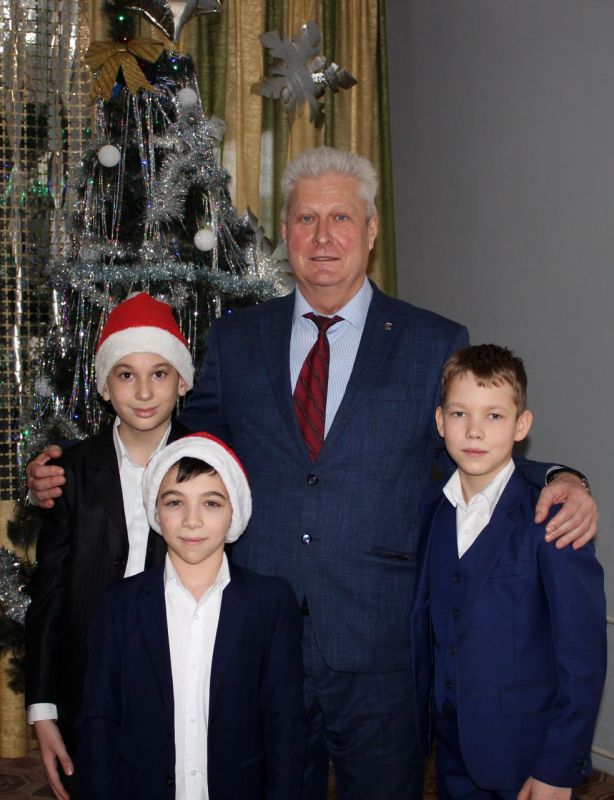 Сергей Козенко: Сегодня мне выпала замечательная возможность посетить новогодний утренник в Краснодонской средней школе №1 им. М.А