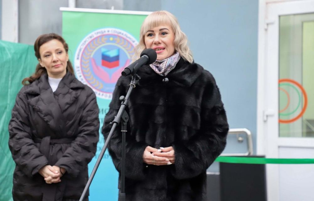 Семейный МФЦ, открывшийся сегодня в Луганске, станет «местом притяжения для семей с детьми», предлагая широкий спектр услуг и поддержку в различных сферах, заявила Уполномоченный по правам ребенка в ЛНР Инна Швенк