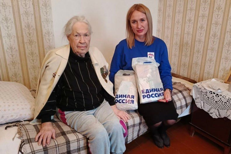 Свердловские единороссы поздравили ветеранов ВОВ с наступающим Новым годом