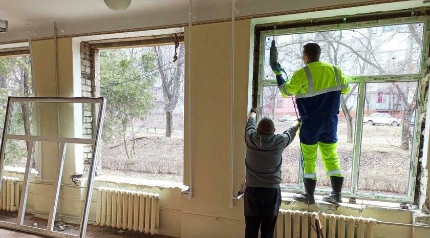 Строители заменили поврежденные обстрелами окна в 31 многоэтажке Луганска — Хуснуллин