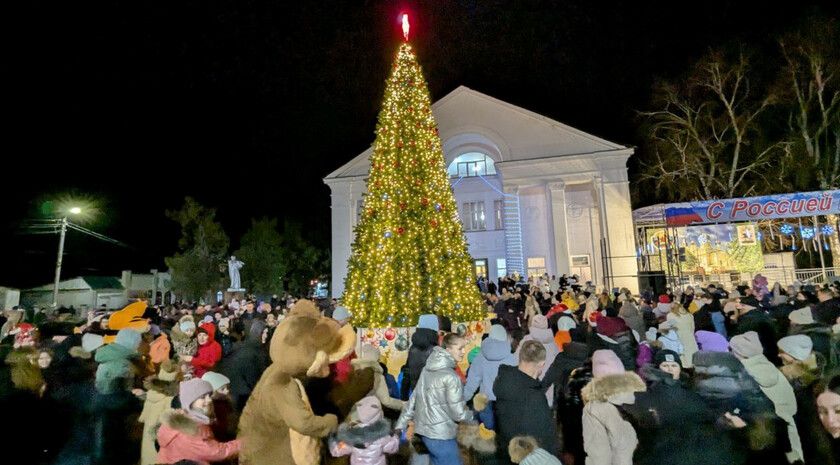 Открытие новогодних елок состоялось в Краснодоне, Ровеньках и Меловском районе
