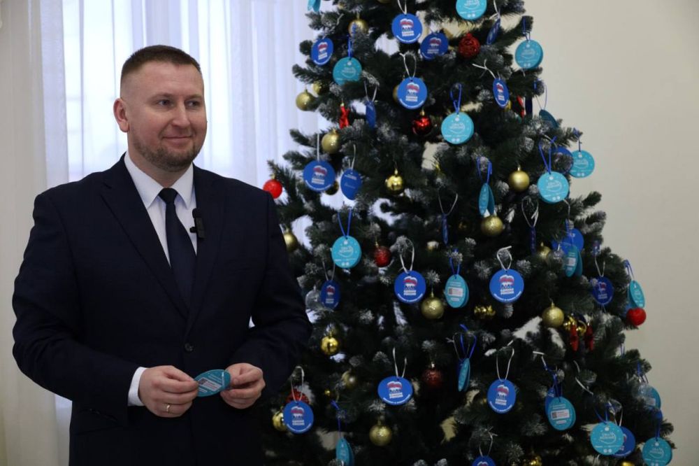 Секретарь Луганского реготделения партии «Единая Россия», председатель Народного Совета ЛНР Денис Мирошниченко в рамках всероссийской благотворительной акции «Елка желаний» исполнит мечты четырех детей из многодетной семьи