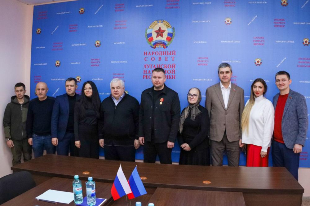 27 декабря Председатель Народного Совета ЛНР Денис Мирошниченко встретился с депутатом Государственной Думы, секретарем ЦК КПРФ, первым заместителем Председателя Комитета ГД по делам СНГ, евразийской интеграции и связям с...