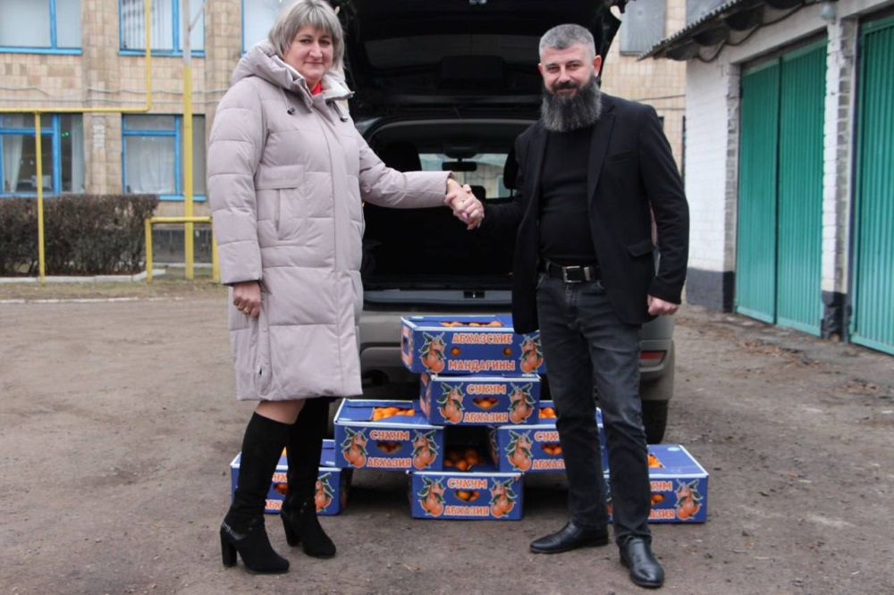Олег Савченко: В преддверии Нового года, чтобы порадовать юных жителей Республики в Луганскую Народную Республику доставили груз из Абхазии президент общественной организации малого и среднего предпринимательства «Опора...