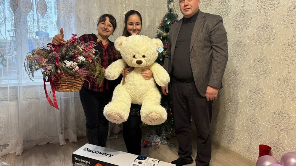 Дети из Херсонской области получили в подарок от «Единой России» телескоп и поездку на Байкал