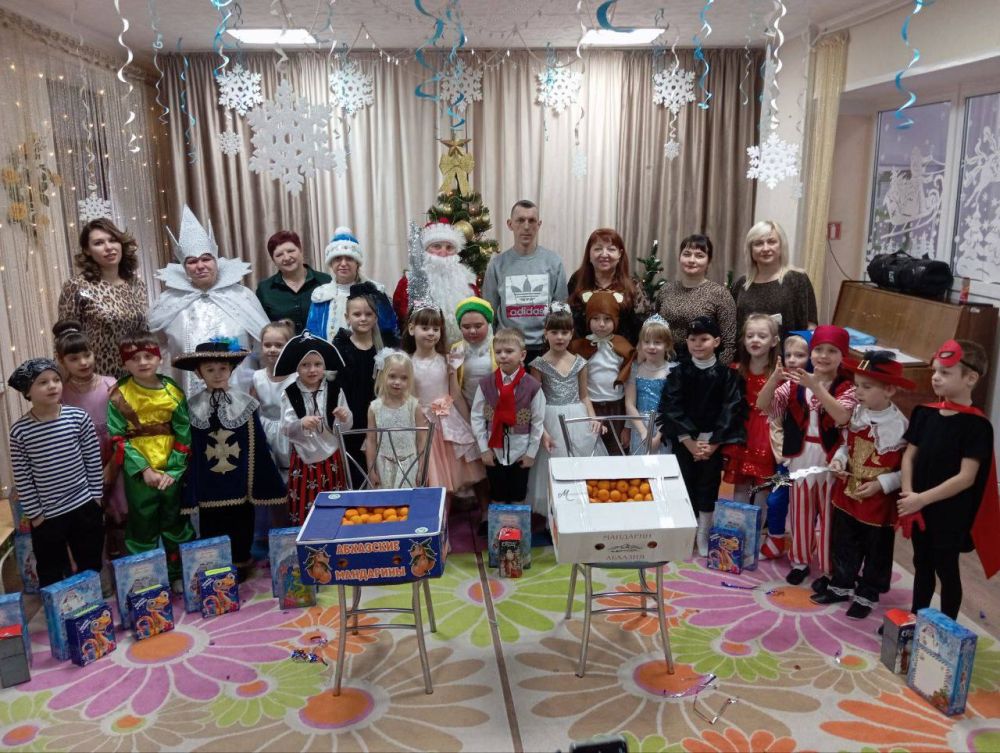 Единороссы Славяносербщины передали детям