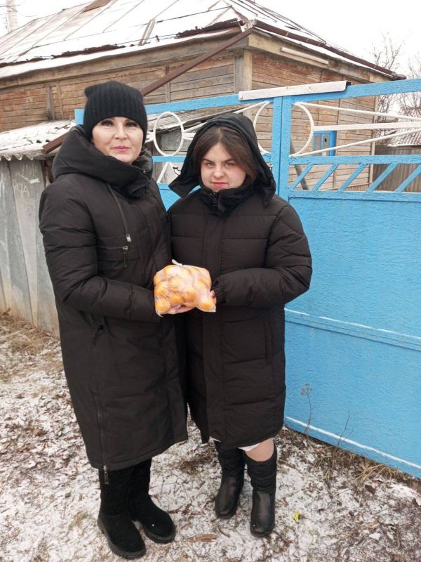 Олег Савченко: В преддверии Нового года, сотрудники Меловского отделения филиала № 18 ГКУ ЛНР «Семейный цент», раздали детям сладкие мандарины, которые передала общественная организация малого и среднего предпринимательства...