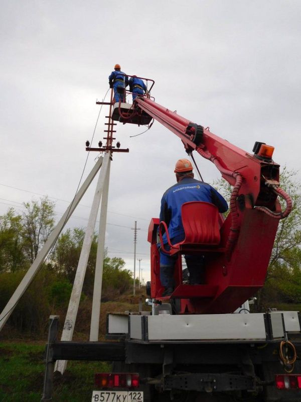 28,5 км провода обновили на Славяносербщине энергетики из Алтайского края