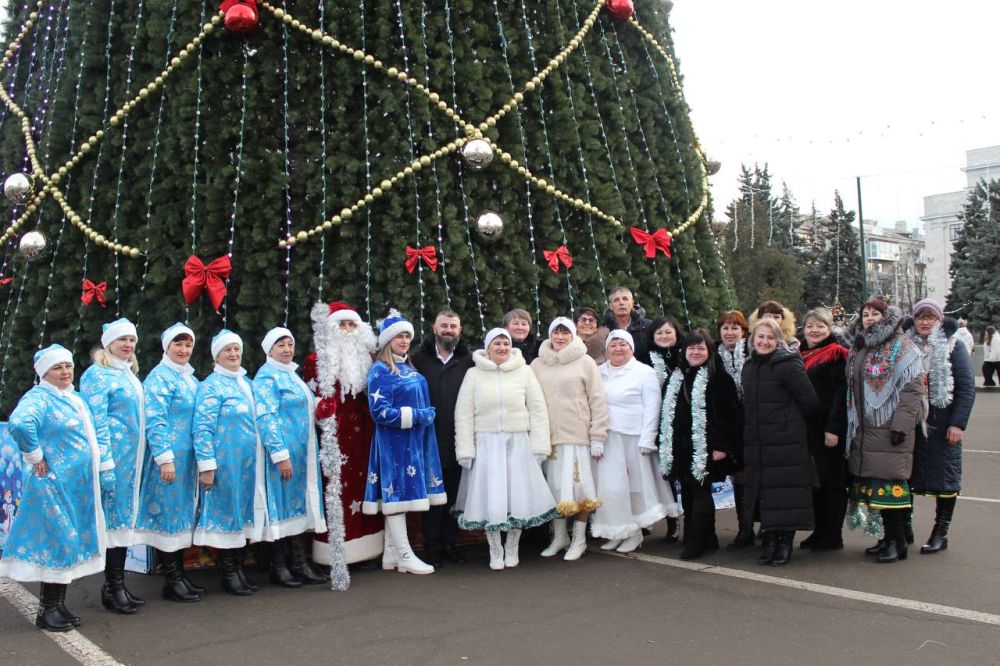 Олег Савченко: Сегодня творческие коллективы Меловского муниципального округа выступили на Театральной площади в Луганске