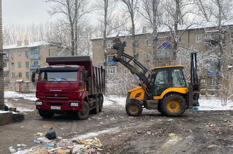 14 января на территории города Суходольска проводились работы по уборке точек сбора твердых бытовых отходов
