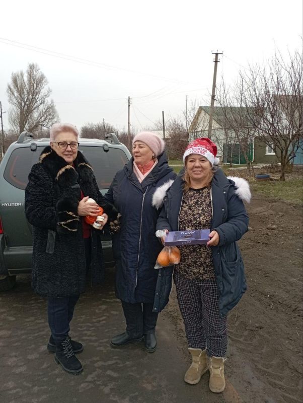 В Славяносербскую библиотеку передали подарки от коллег с Алтая