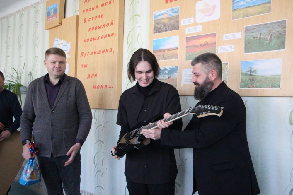 Олег Савченко: Передал подарок от губернатора Костромской области — электрогитару — талантливому и творческому ученику 11 класса Никольской средней школы Данилу Нестуленко