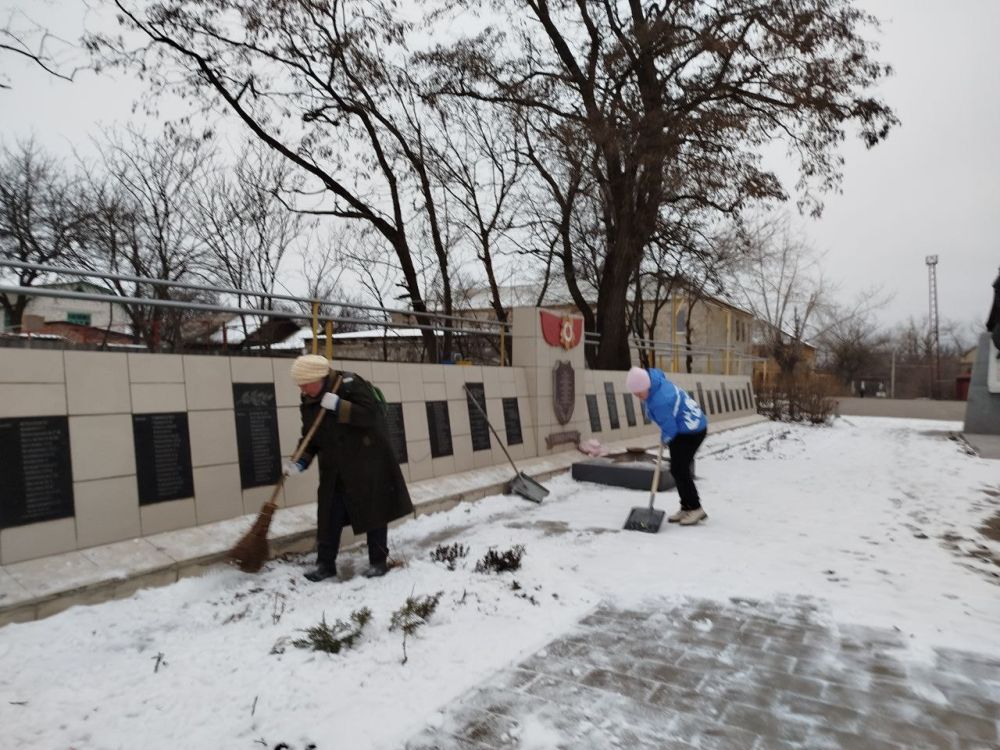Сотрудники отдела жизнеобеспечения г.Петровское, работники МУП «Благоустройство», активисты Петровского первичного отделения ВВП «Единая Россия» провели акцию по благоустройству территории города