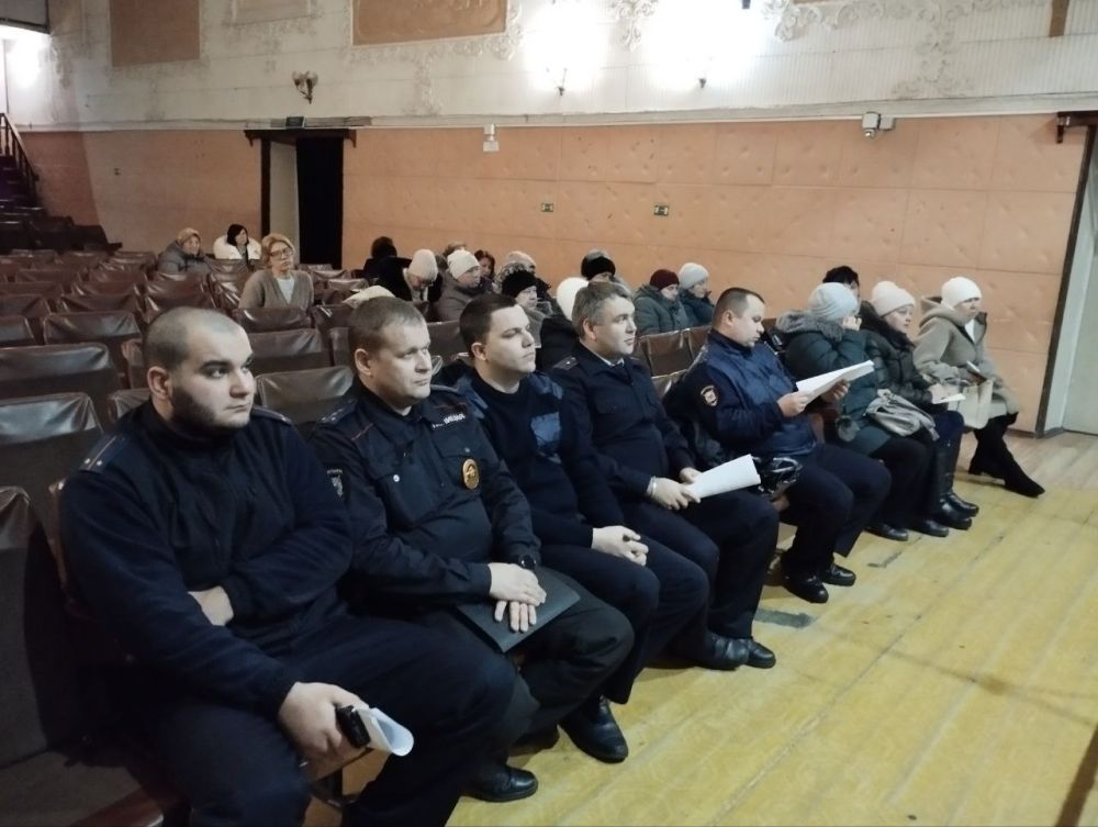 25 января в Краснолучском центре культуры участковыми уполномоченными полиции был проведён отчет перед населением о результатах деятельности за 2024 год