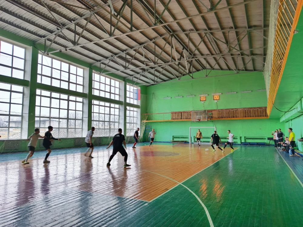 ЧЕМПИОНАТ ПО ФУТБОЛУ. 26 января двери Краснолучского комплекса спортивных сооружений открылись для гостей Чемпионата по футболу! Чемпионат проходит по инициативе местной общественной организации «Федерация футбола города...