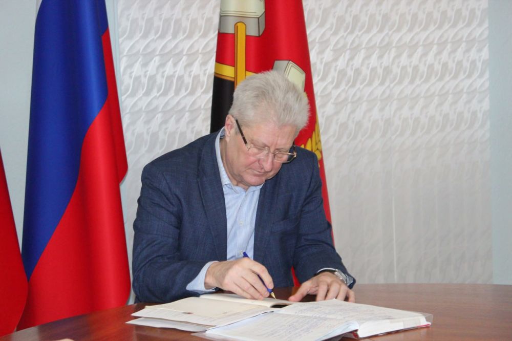 Сергей Козенко: Сегодня провел расширенное аппаратное совещание с участием начальников отделов и управления по жизнеобеспечению, а также руководителей структурных подразделений Администрации