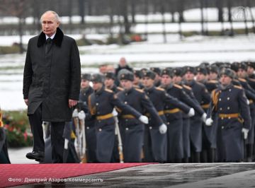 Но когда президент ушел, можно было увидеть, что только одного из них увезли со сцены в коляске