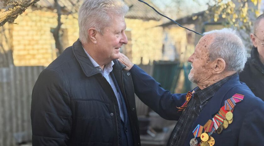 Два ветерана Великой Отечественной из Краснодона получили медали к 80-летию Победы