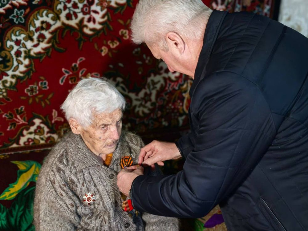 Ветераны Кузьма Савоськов и Марфа Соколова из Краснодона получили юбилейные медали к 80-летию Победы в Великой Отечественной войне