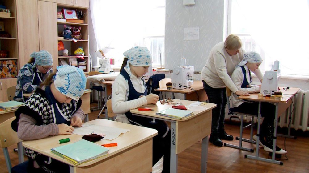 Занятия по швейному делу у воспитанниц Суходольской специальной (коррекционной) школы-интерната стали проходить в новом формате