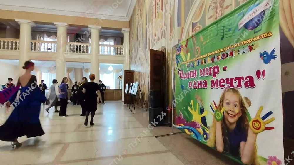 Заключительный гала-концерт Открытого интегрированного фестиваля детского творчества «Один мир – одна мечта» состоялся в Луганском академическом музыкально-драматическом театре имени Михаила Голубовича