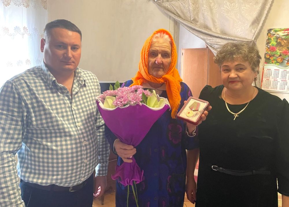 Сегодня в Суходольске начальник отдела по жизнеобеспечению территории Максим Толкачев и председатель ветеранской организации Наталья Халимон посетили на дому участника и свидетеля Великой Отечественной войны, Марию Егоровну...