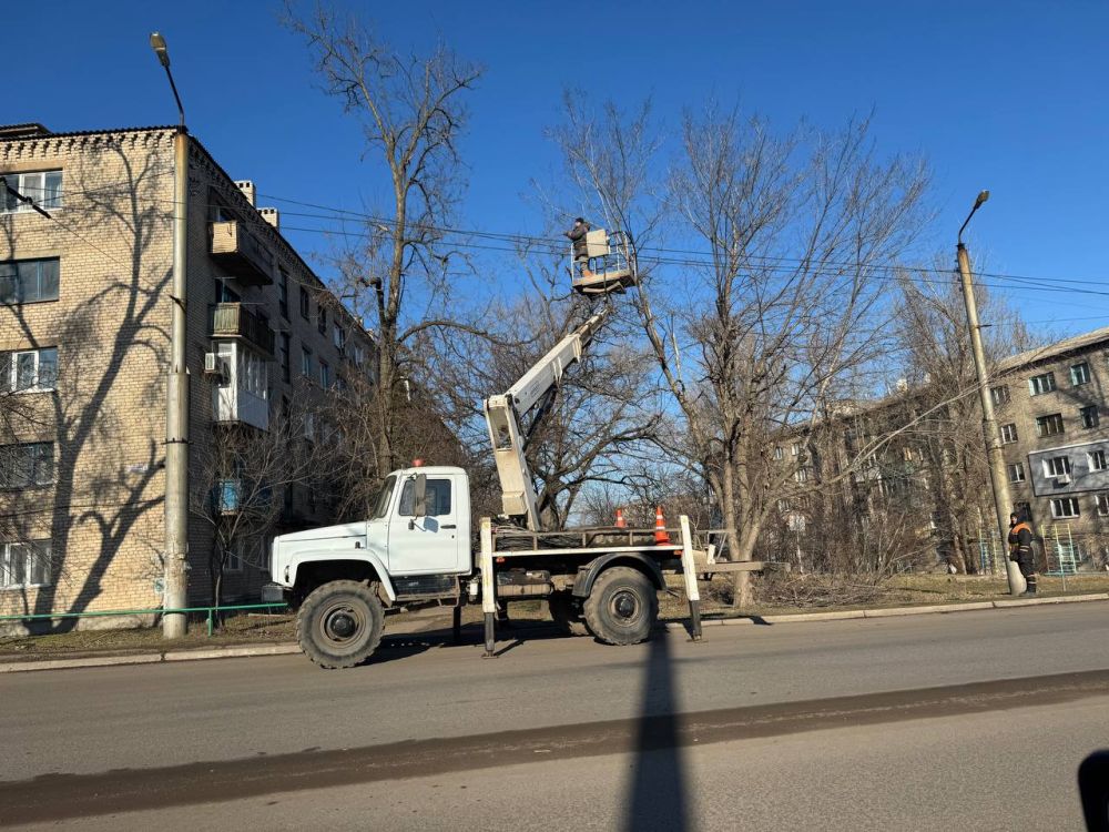 Сергей Козенко: Сегодня специалисты муниципального унитарного предприятия «Дорожно-эксплуатационное управление» приступили к проведению работ по расчистке охранных зон линий наружного освещения (ЛНО) на улице Бунина
